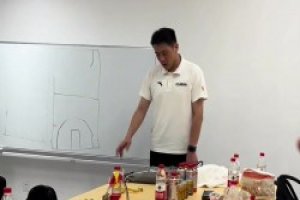 不要哭 來年再戰(zhàn)！華大主教練周魯南更衣室發(fā)言動(dòng)情流淚~