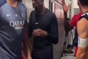擁抱致敬！梅西賽后在更衣室門口等巴黎球員擁抱！