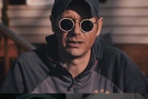 眼中只有拜仁！還記得這因?yàn)榧膊“寻萑赎?duì)徽印在眼睛上的球迷嗎？