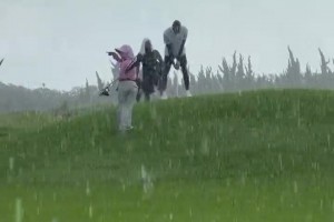 他太愛打球了！詹姆斯中國行冒著大雨也要打高爾夫球