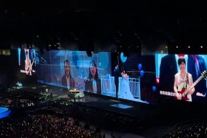 五月天在申花主場演唱《倔強(qiáng)》18年上體就是聽倔強(qiáng)奪冠的