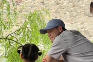 球場鐵腰變女兒奴！李源一休假帶娃暢游明水古城