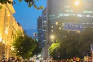 沒能見到詹姆斯，球迷們集體高喊：主辦方，傻逼！
