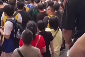 雖然僅僅只能看到詹姆斯幾眼，但依舊不妨礙上海街頭萬人空巷！