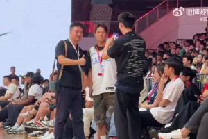 也是詹蜜？韋世豪身穿6號球衣，坐在活動(dòng)現(xiàn)場第一排
