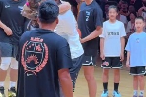 詹姆斯親臨打出名堂總決賽，席間與李夢一起上演經(jīng)典的慶祝動作。