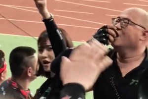 誰說女子不如男！鹽城小姐姐助威時這股狠勁壓倒眾多男同胞