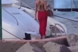 貝林厄姆和女友海上度假，兩人在游艇嬉戲愜意擁抱