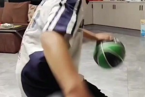 只有打了多年籃球的才知道小孩哥這個(gè)球感多夸張