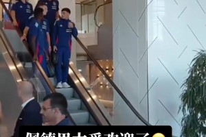 佩德里在商場逛街時聽到大量球迷在聲援，主動走過來為球迷簽名~