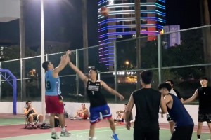 網(wǎng)友曬視頻：今天在野球場遇到神似NBA頂級射手克萊打法！