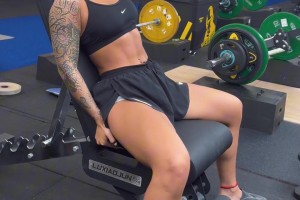 李添榮未婚妻健身房埋頭苦練！腹肌和大花臂都很顯眼啊