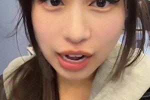 大老師在球場安檢時(shí)被問到是否18歲，安保解釋：不到18不搜身