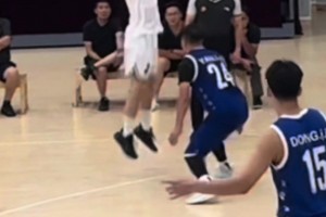 不懂就問(wèn)：打球遇到這種往前跳投籃的人該怎么防