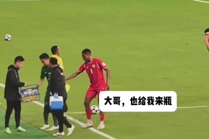 咽不下這口氣！實拍：沖突過后河內球員找國安工作人員要水被拒