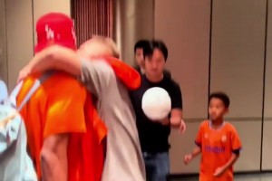 泰山隊克雷桑遭遇男粉絲“強吻”！看得出來他心情是不錯的