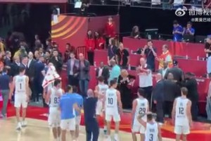 名場面！科比19年世界杯場邊觀戰(zhàn)，阿根廷球員紛紛過來握手！