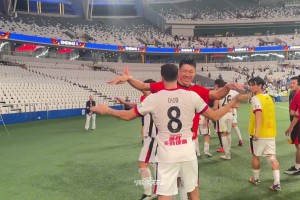 盡情歡呼！蓉城將士為球迷們?cè)俅卫m(xù)費(fèi)中超榜首！