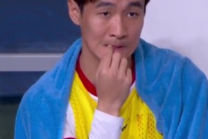 故意洗牌？韋世豪受傷下場又在替補(bǔ)席吃牌，下輪停賽!