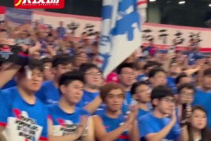 上海申花憾平，球迷們?nèi)圆粩嗨蜕瞎膭?lì)！