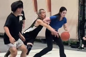 大爺面對野球場肘姐，那是真防??！但確實力不從心！