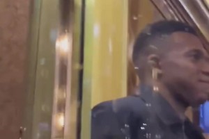皇馬球員抵達(dá)酒店，姆巴佩不斷和阿拉木圖的球迷打招呼