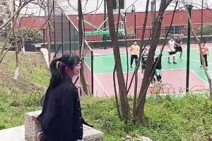 至于這么激動(dòng)嗎？小姐姐看到男生打籃球顯得好興奮啊