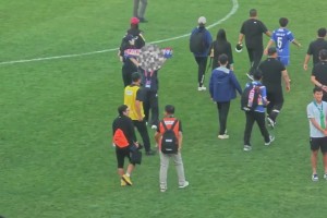 遼寧女球迷面向北京球迷高舉圍巾挑釁，北京球迷標準化口號回敬