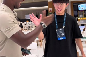 相愛相殺！當山東泰山球迷在香港偶遇國安外援法比奧?