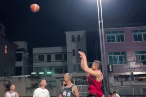 如果你在野球場有如此跳投技術(shù)，那幾乎就無敵了！
