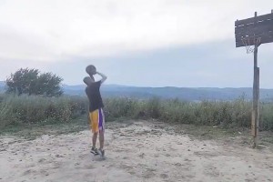 小伙這投籃姿勢也太像科比了吧！可以秒殺八成模仿者了！