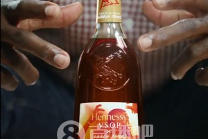 有點(diǎn)難評(píng)等了一天的詹姆斯決定二是廣告！老詹還給酒戴皇冠…