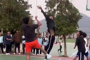 嚯！這大跳投在野球場可真不常見，絕對是大神啊！