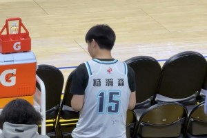 勇士主場(chǎng)一名球迷身穿楊瀚森青島15號(hào)球衣，前來(lái)支持小楊！