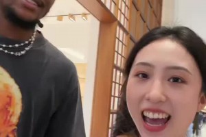 很和善啊~美女主持人拜月寧在澳門(mén)逮到了閑逛的杰倫-格林