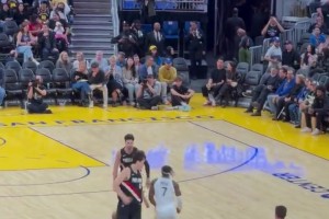 來了！楊瀚森接隊友卡馬拉傳球，雙手勉扣，拿下NBA季前首分！