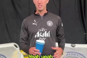 太治愈了！曼城球員接杯子的小游戲！這是誰發(fā)明的天才游戲！