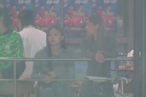包廂內(nèi)的這位韓國(guó)女球迷什么水平？