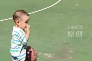 兩歲小孩哥單手運(yùn)球跑，這就是天生球感嗎？